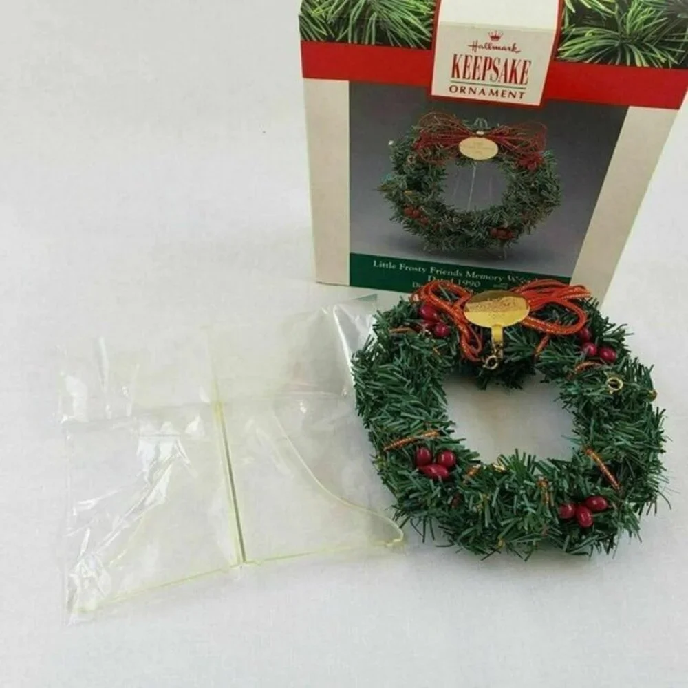 Hallmark Keepsake Ornament 1990 Little Frosty Friends Memory‎ Wreath New Vintage